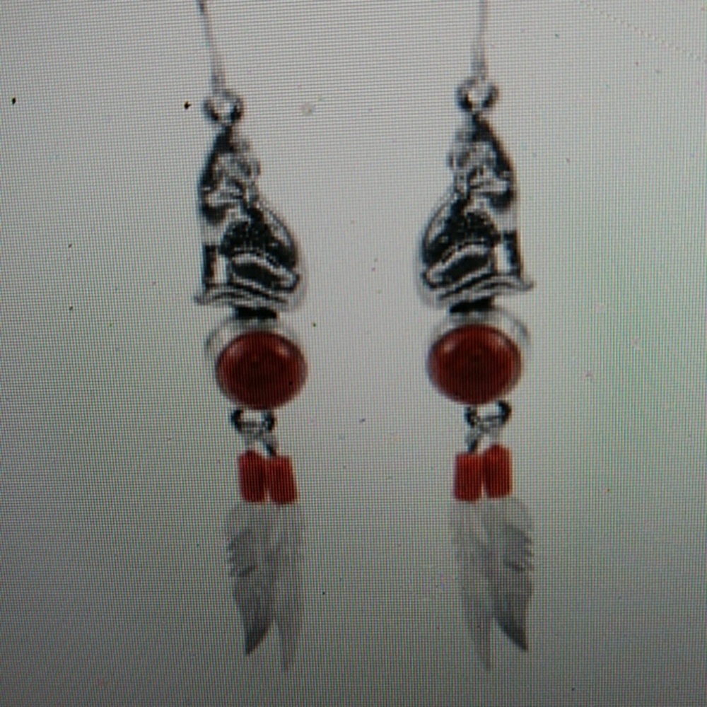 🐺 WOLF & FEATHER, MOTIF, W/ RED ONYX, STERLING POST .2" L. EARRINGS. (E-12446)